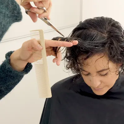 Coupe de cheveux sur des cheveux bouclés.