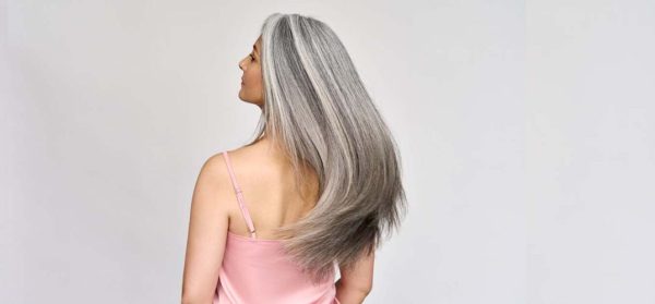 Assumer des cheveux blancs après 60 ans : opter pour une belle coupe de